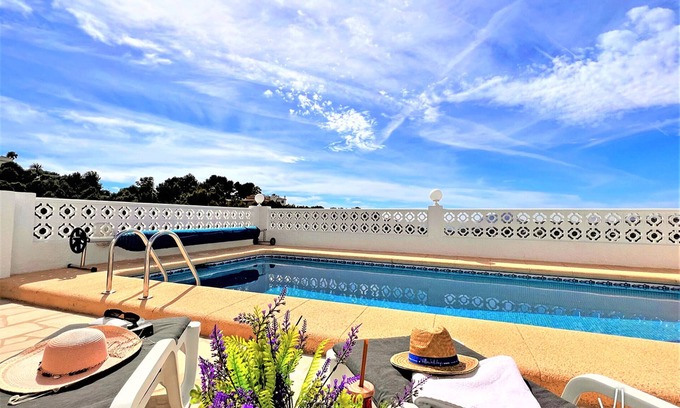 Paichi Villa | Villa CHAMPY en Moraira – Vistas al mar, piscina privada, 2 hab, aire acondicionado y wifi
