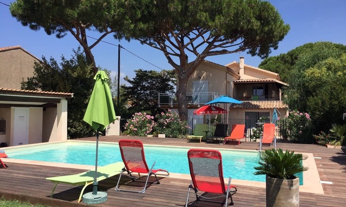Six-Fours-les-Plages Villa | Villa 230m² en 4 apartamentos, piscina, jardín, mar a pie, confort y tranquilidad.