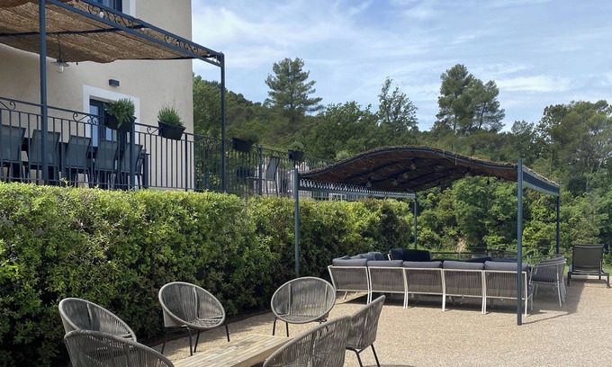 La Celle Casa | Villa Chardonnay, a large 7-bedroom building in the heart of an AB vineyard