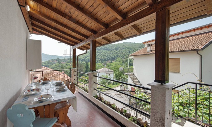 Lumarzo Apartamento | Villa 'Chiara' con vistas a las montañas y terraza privada