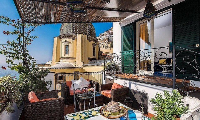 Positano City Centre Casa | Villa Cipriana: Una característica casa individual en una sola planta con vistas al mar y la Grande Spiaggia di Positano.