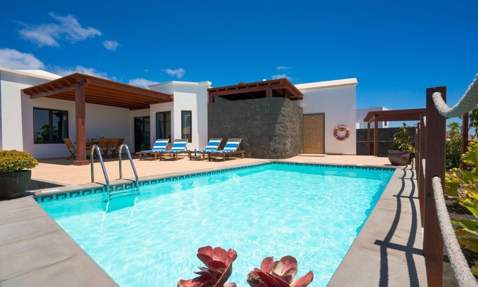 Tias Casa | Villa Clara, zona tranquila en Tías con piscina privada, climatizada y barbacoa.