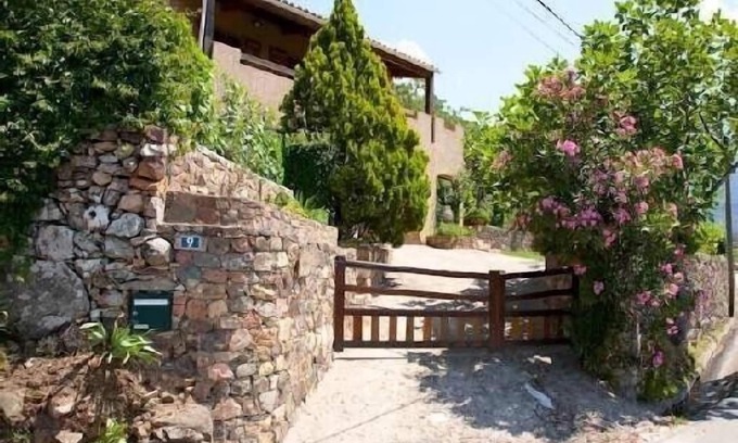 Manso Villa | Villa clasificada 3 estrellas a 5 minutos de las piscinas naturales reserva de la biosfera