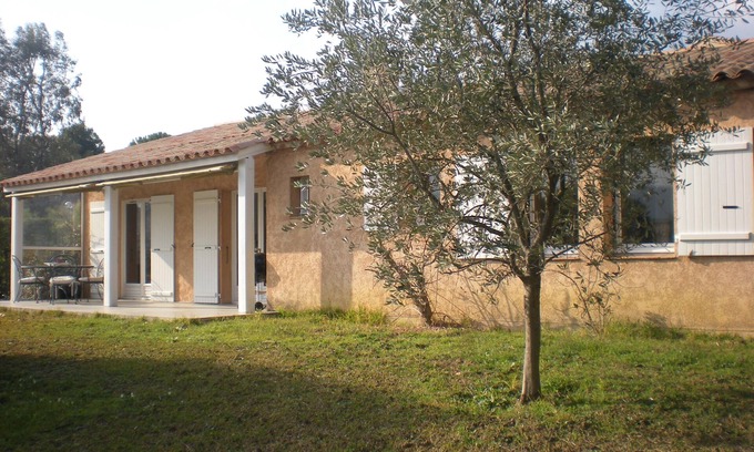 Mandelieu-La-Napoule Villa | Villa de 100m² en 700 m² de terreno cerrado con árboles, en zona segura.