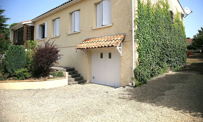 Saint-Brice Villa | Villa con piscina privada cerca de Cognac ideal para pesca, ciclismo y golf.