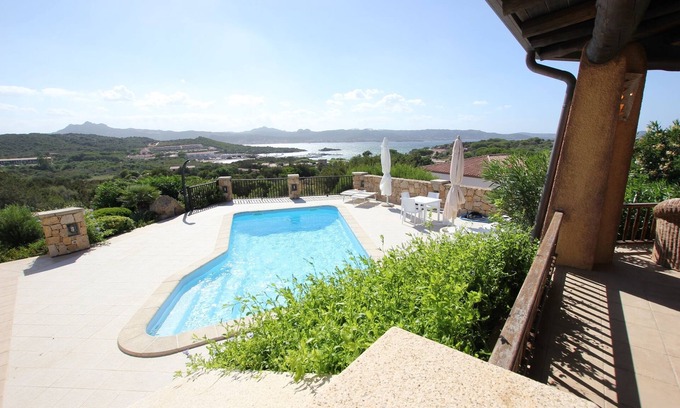 Baja Sardinia Villa | Villa cerca de la playa con impresionantes vistas al mar, jardín y terraza
