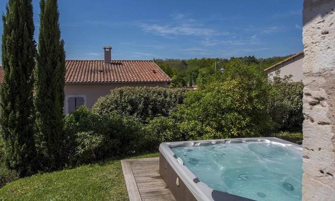 Castelnau-de-Montmiral Villa | Villa de lujo de 2 dormitorios con jacuzzi privado y jardín en finca chateau