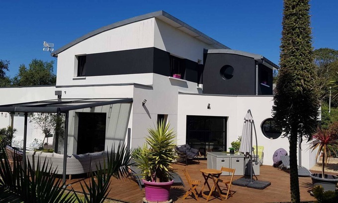 Pleumeur-Bodou Villa | Villa coast of pink granite