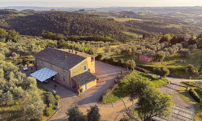 Montelupo Fiorentino Casa | Villa Collarina B: An elegant and welcoming two-story ancient tuscan country house surrounded by the greenery, with Free WI-FI.