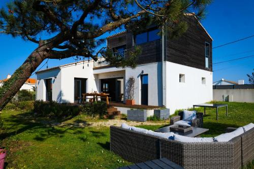 Chateau-d'Olonne Villa | Villa Colette - vue mer - baie de Cayola - 9 personnes