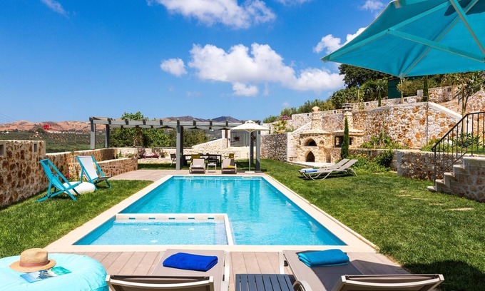 Achlades Villa | Único y suntuoso complejo de villas cerca de Rethymno con impresionantes vistas al campo.