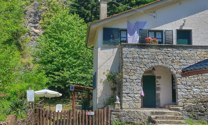 Borzonasca Apartamento | Villa con bosco giardino e ruscello ad uso esclusivo
