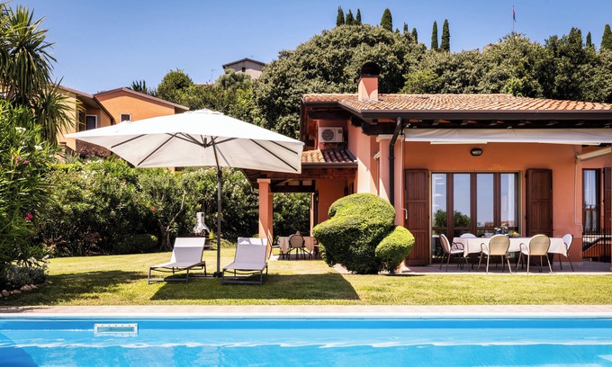 Soiano del Lago Villa | Villa con Giardino e Piscina Privata Sotto il Castello di Soiano