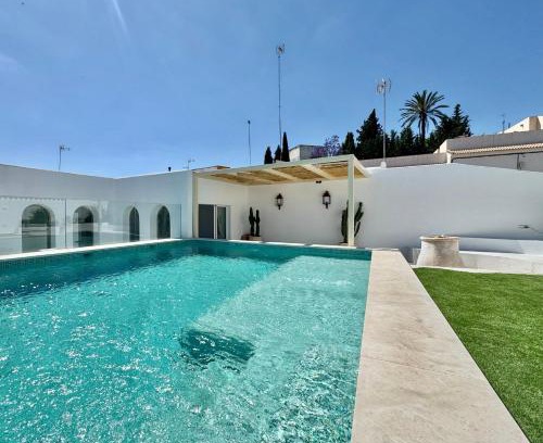 Alcalá de Guadaira Villa | Villa con piscina privada salada, solárium y 3 dormitorios