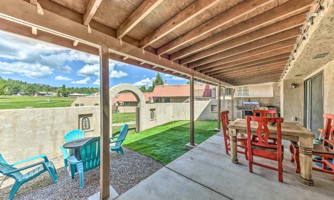Ruidoso Apartamento | Villa Con Vista with Putting Green and Hot Tub!