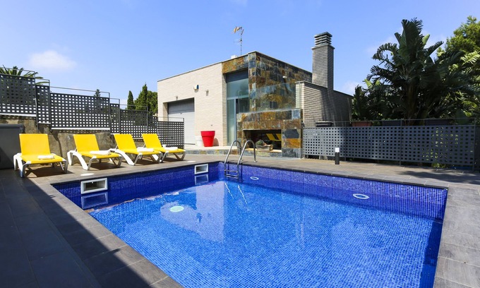 Salou Chalet De Esquí | Villa con wifi y piscina privada.