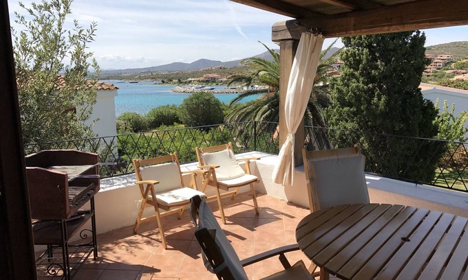 Baia Caddinas Apartamento | APARTAMENTO "VILLA CORMORANO" CON VISTAS AL MAR 'MIMOSE'