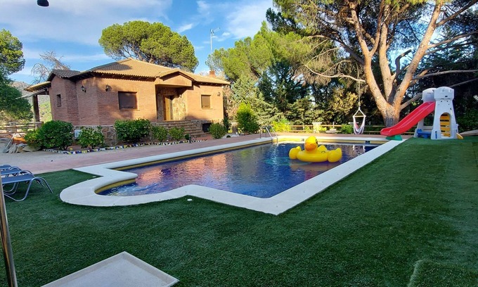 San Martín de Valdeiglesias Cabaña | Villa Costa Madrid con piscina privada y vistas al pantano, hasta 10 personas.