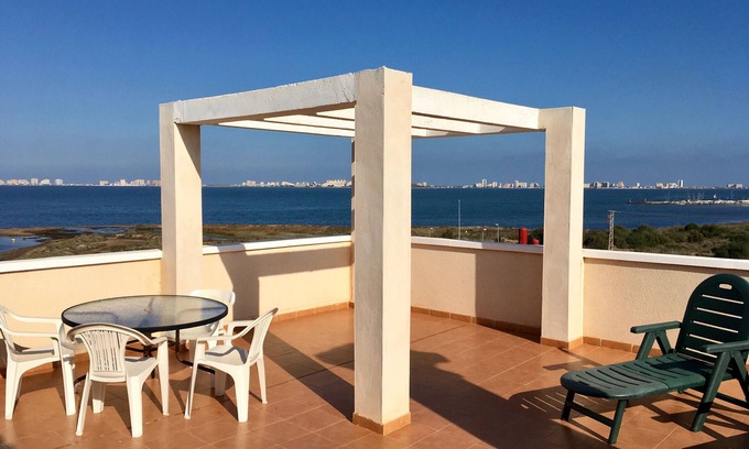 Los Nietos Apartamento | Ático frente al mar con terraza, piscina comunitaria.