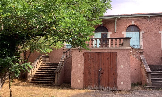 La Tour-de-Salvagny Casa | Villa de Charme Rétro Avec Jardin Ombragé Dans le Centre de La Tour de Salvagny
