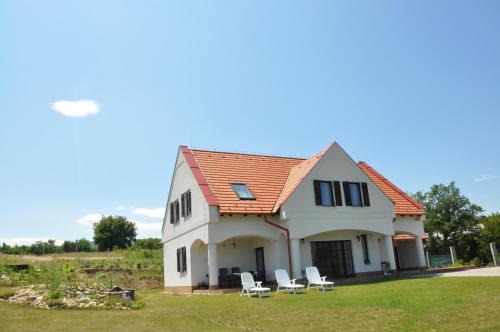 Erdobenye Casa | Villa De Dominique