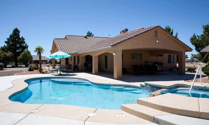 Pahrump Casa | VILLA DE FLORENZA custom home with pool and jacuzzi on fenced acre