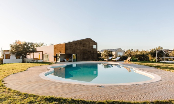 Santa Margarida da Serra Cabaña | Villa de Luxo Isolada no Alentejo Rural com Piscina e Jardins Privados