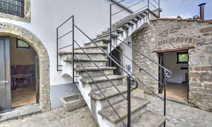 Fisciano Villa | Villa dei Faggi: Un apartamento característico y acogedor que forma parte de una antigua granja en dos plantas rodeada de vegetación.