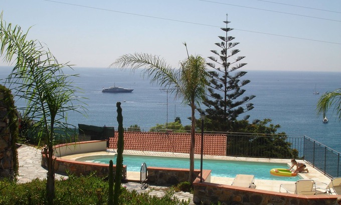 Regione Ronchi Apartamento | Villa Del Mare Ligure Amplio apartamento en una villa con piscina a 150 metros del mar