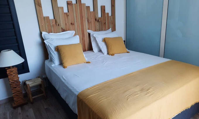 Grande Anse Cama Y Desayuno | Villa Des Oliviers is a jewel nestled at the gateway to the wild south.