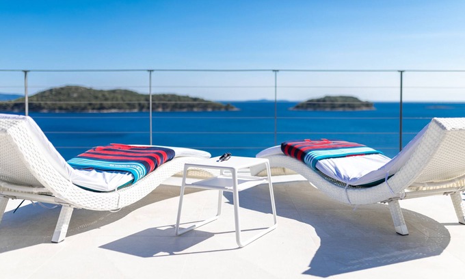 Prizba Villa | Villa Desire - Villa de tres habitaciones con piscina y vista al mar