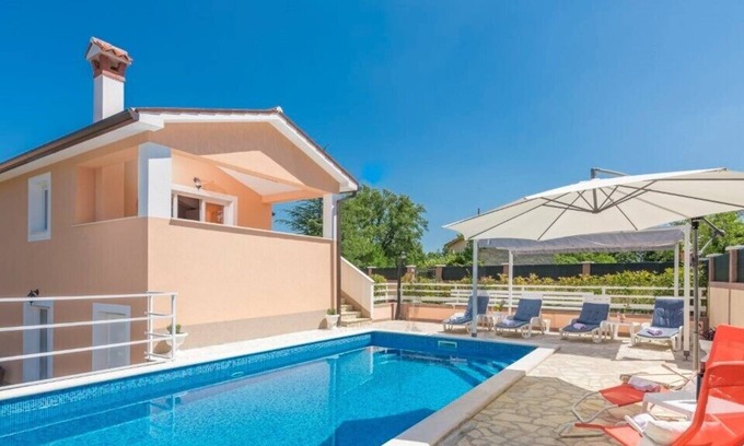 Sumber Villa | Villa Dina / lovely house with Pool