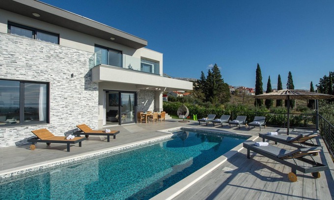 Mravince Villa | Villa Domenica with Heated Pool