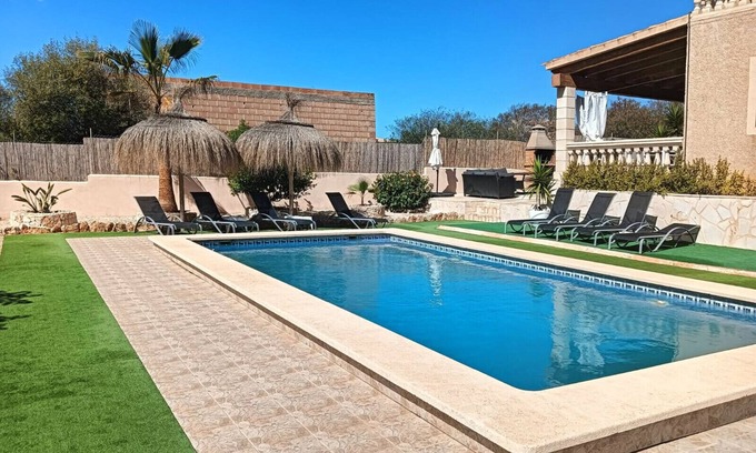 Calas de Mallorca Chalet De Esquí | Villa Domingos, una cómoda casa de vacaciones con piscina privada y barbacoa en Cales de Mallorca