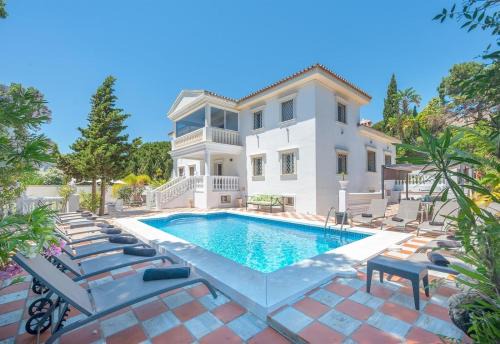 Urbanización Hacienda las Chapas Villa | Villa Domus Vesta