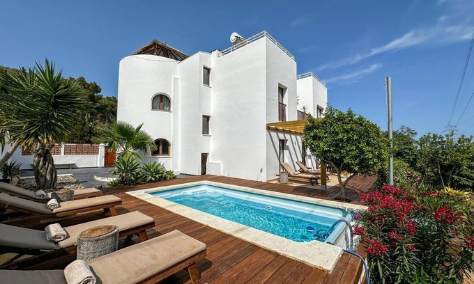 Santa Eulalia del Río Villa | Villa 'Dorada' con vistas al mar, Wi-Fi y aire acondicionado