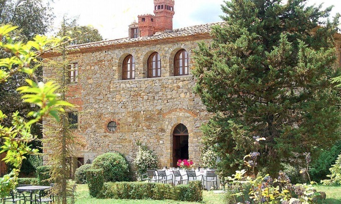 Bucine Casa | Villa Doralicia B: una característica y acogedora villa histórica de dos pisos rodeada de vegetación.