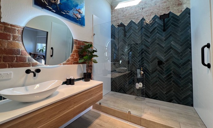 North Fremantle Villa | Villa Dragon Tree. Sleeps 6. Free Parking. Private. Secure