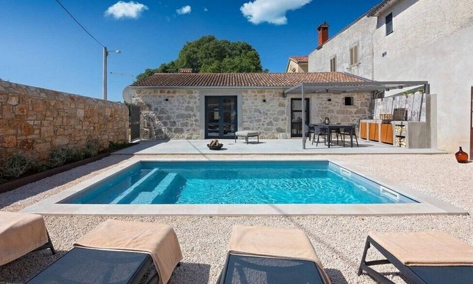 Vrznaveri Villa | Villa Dvori private pool