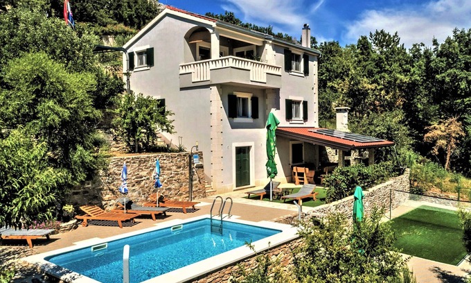 Omis Villa | Villa "Eagle", pieza aislada de su propio paraíso, piscina climatizada, bádminton