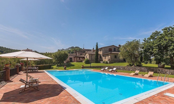 Monsummano Terme Villa | Villa Eccelsa: una villa histórica elegante y acogedora de dos pisos rodeada de vegetación.