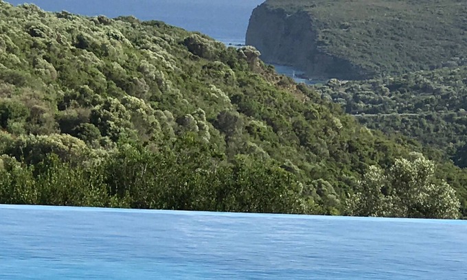 Foinikounta Villa | Villa Elia Villa de lujo con piscina privada infinita, terrazas, vistas al valle y al mar.