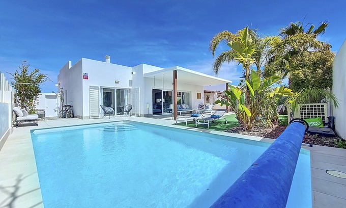 Mar de Cristal Villa | Villa con piscina privada y jardín.