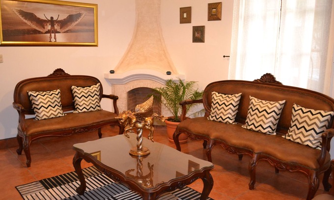 Antigua Guatemala Casa | Villa Ellina 1, Es una Hermosa y Acogedora casa, con todas las comodidades