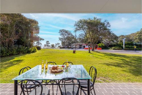 Nelson Bay Apartamento | Villa Ellisa, 1 10 Columbia Cl -ground floor unit with beautiful water views & across from the water