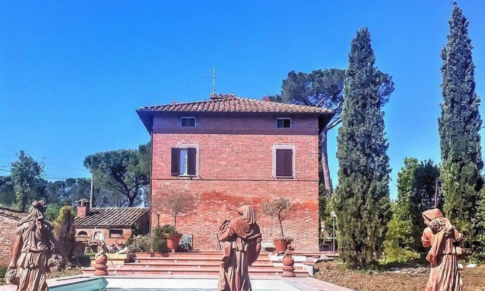 Castiglione del Lago Villa | Villa Eloisa: Una villa histórica en tres plantas rodeada de vegetación.