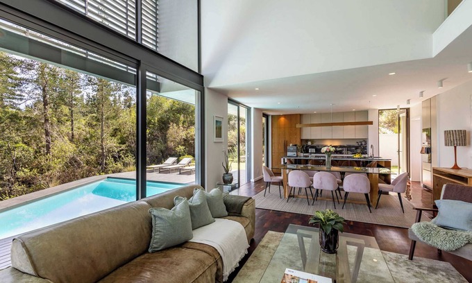 Knysna Villa | Villa Emeraude | Luxe 4BD, Simola Golf Estate
