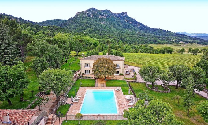 La Celle Casa | La villa Engardin, refinada, con volúmenes generosos.