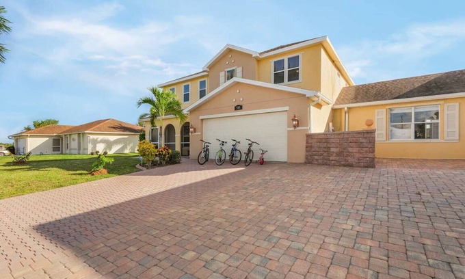 Mariner Casa | Villa Enzo 5BRs, 2.5 BAs, sleeps 20+, 43 feet long heated pool, over 3,100 sqft.