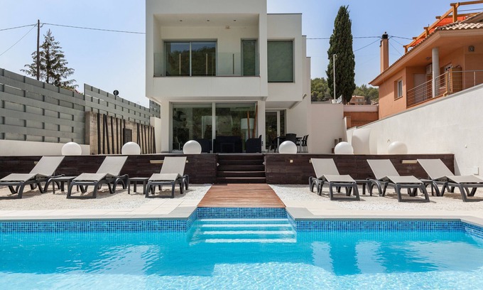 Canyelles Villa | Villa 'Familiar con Piscina a 5min de Sitges' con vistas a la montaña, Wi-Fi y aire acondicionado